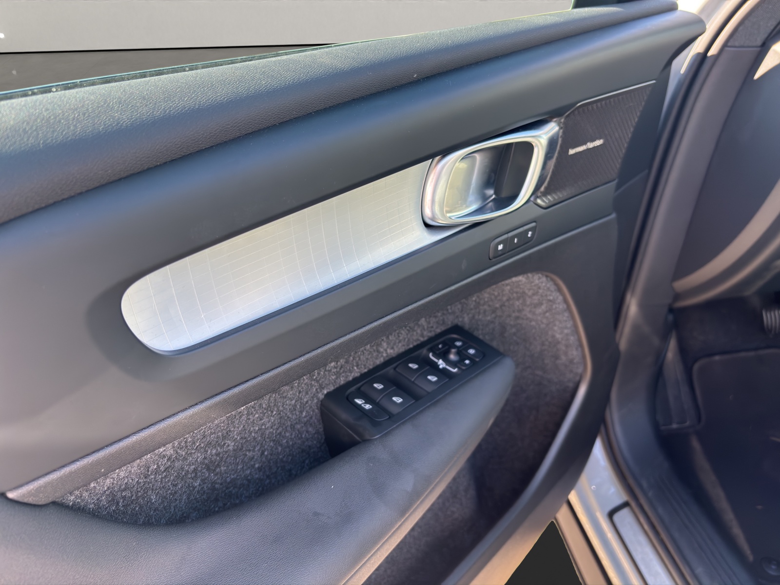 VOLVO XC40 2.0 B3 MH Plus Dark-showroom-element-3