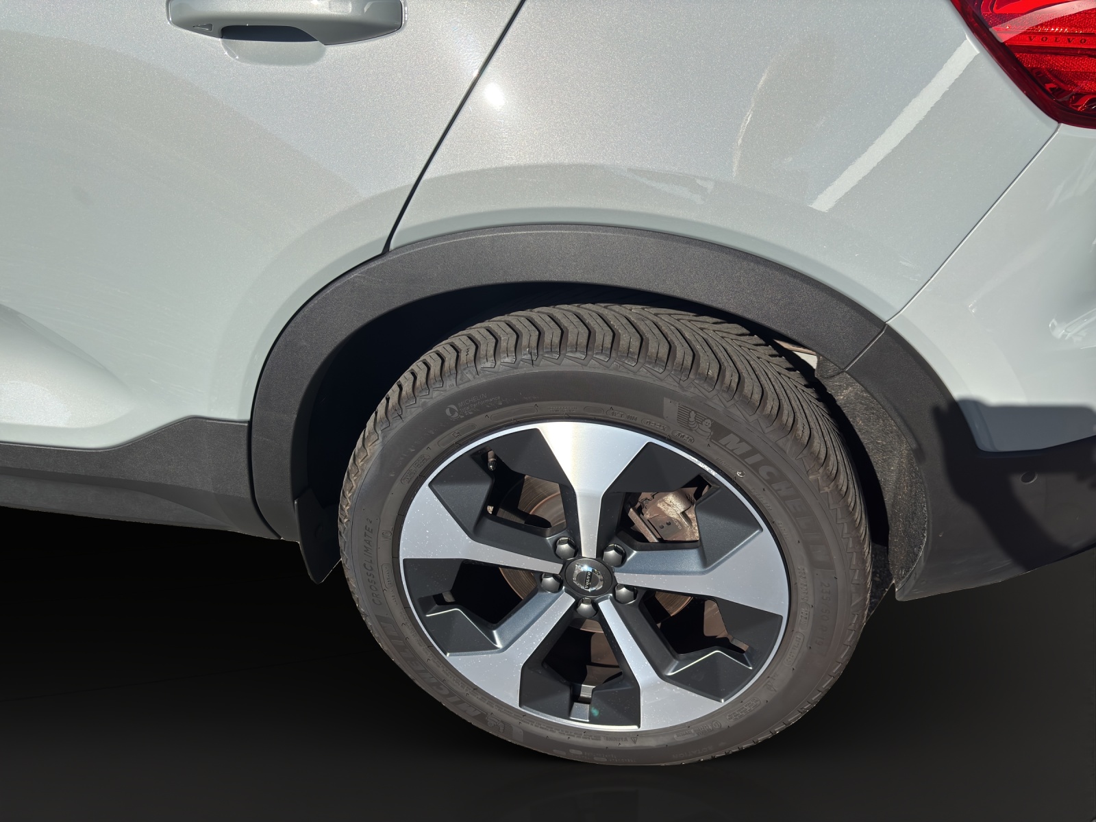 VOLVO XC40 2.0 B3 MH Plus Dark-showroom-element-1
