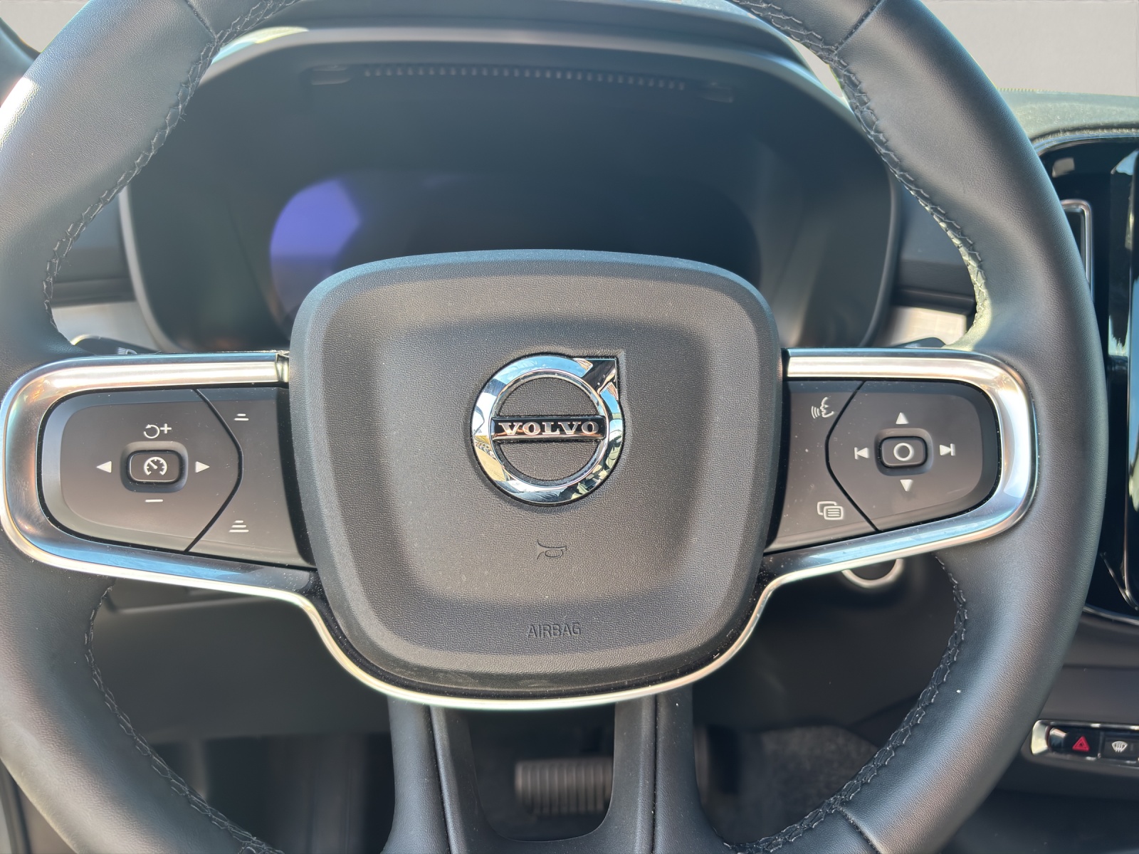 VOLVO XC40 2.0 B3 MH Plus Dark-image-8