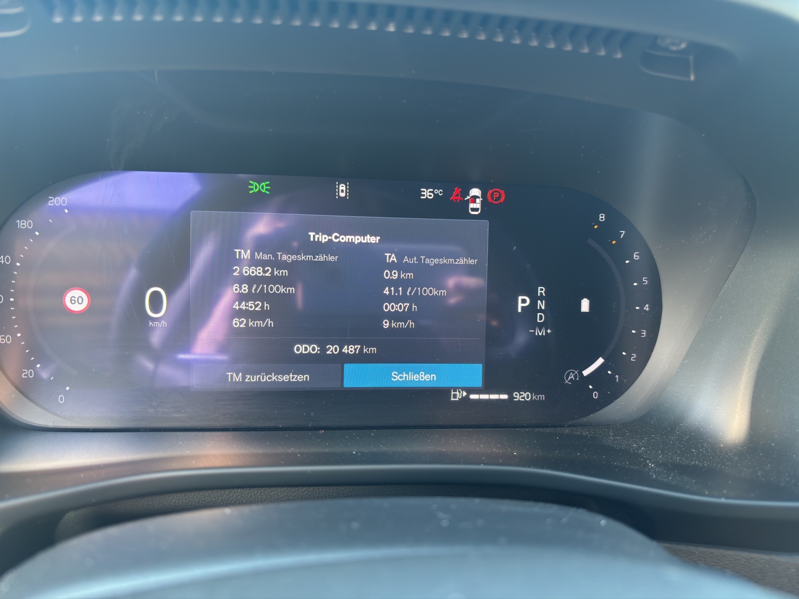 VOLVO XC40 2.0 B3 MH Plus Dark-showroom-element-2