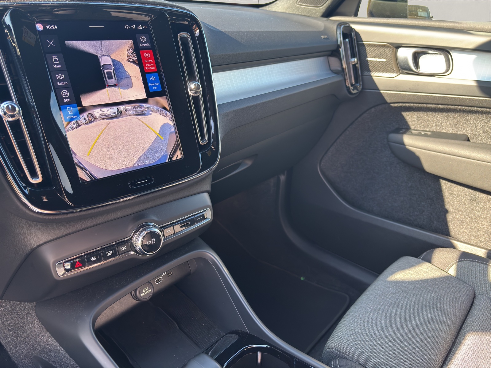 VOLVO XC40 2.0 B3 MH Plus Dark-image-7