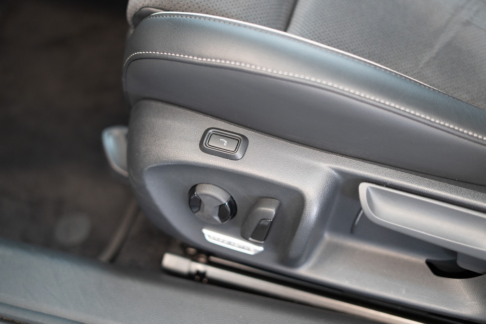 VW Passat Variant 2.0 TDI Business DSG / CH-Fahrzeug / Head-Up / El. Sitze-image-17