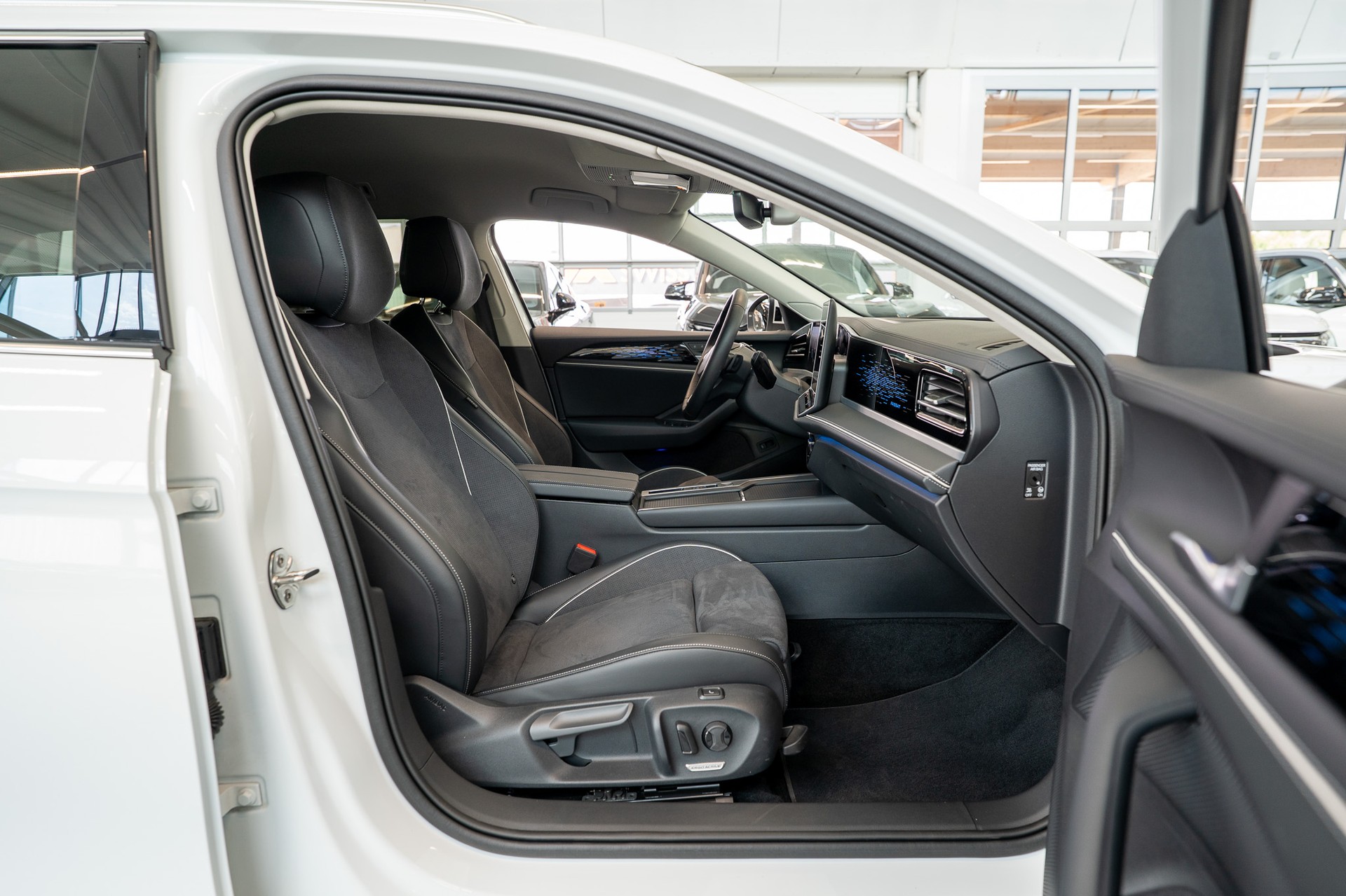 VW Passat Variant 2.0 TDI Business DSG / CH-Fahrzeug / Head-Up / El. Sitze-image-13