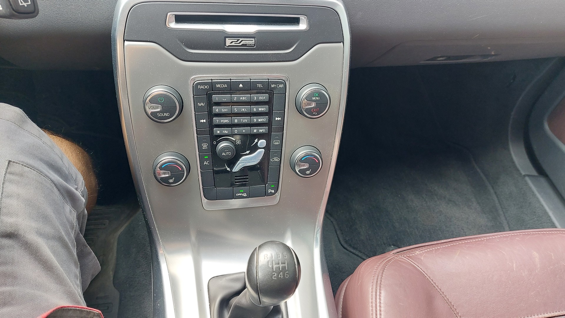 VOLVO V70 D2 Momentum-image-13