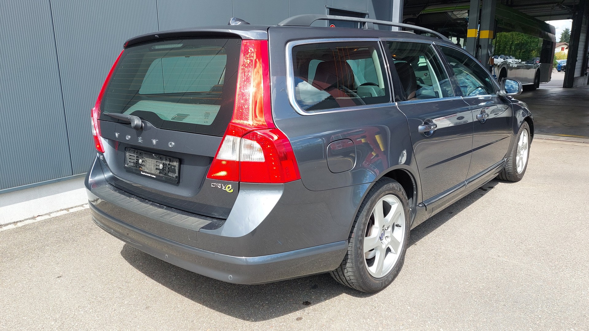 VOLVO V70 D2 Momentum-image-5