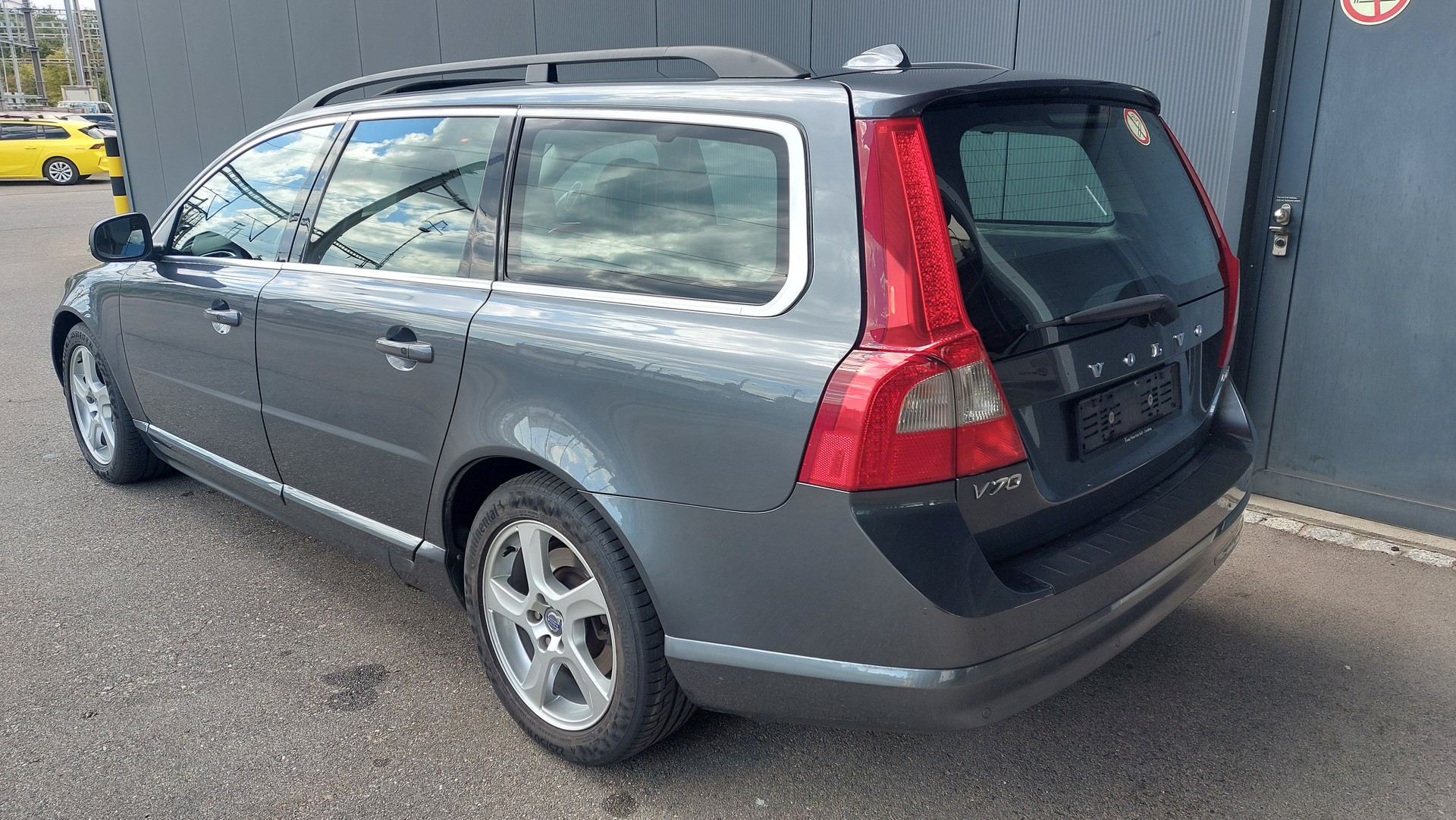 VOLVO V70 D2 Momentum-image-3