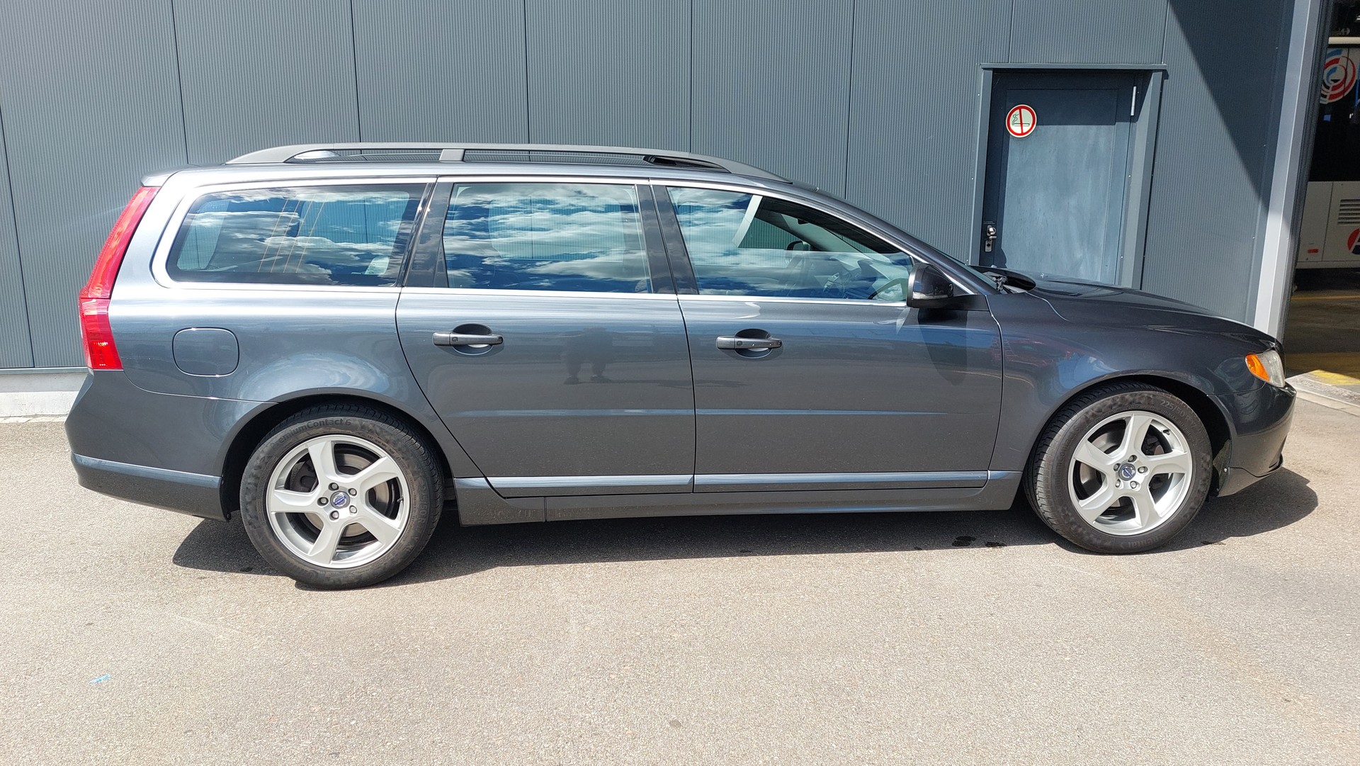 VOLVO V70 D2 Momentum-image-6