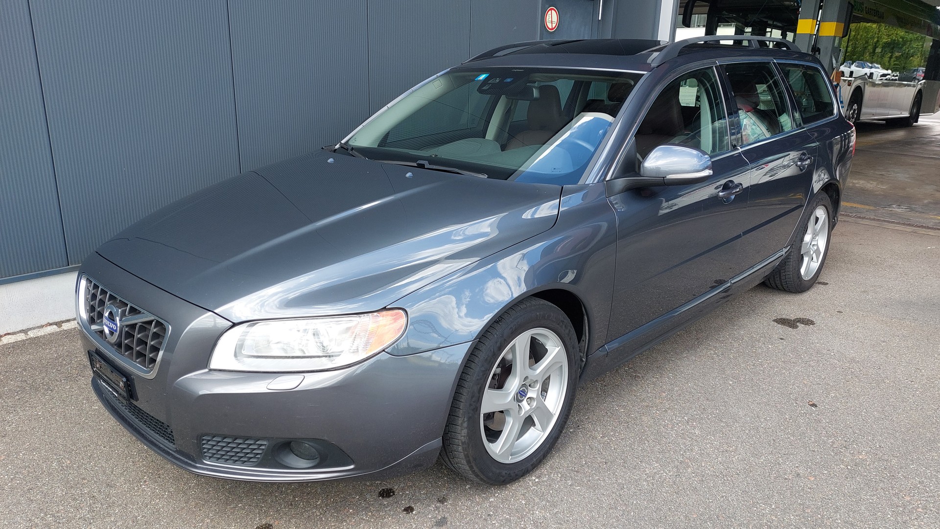 VOLVO V70 D2 Momentum-image-1