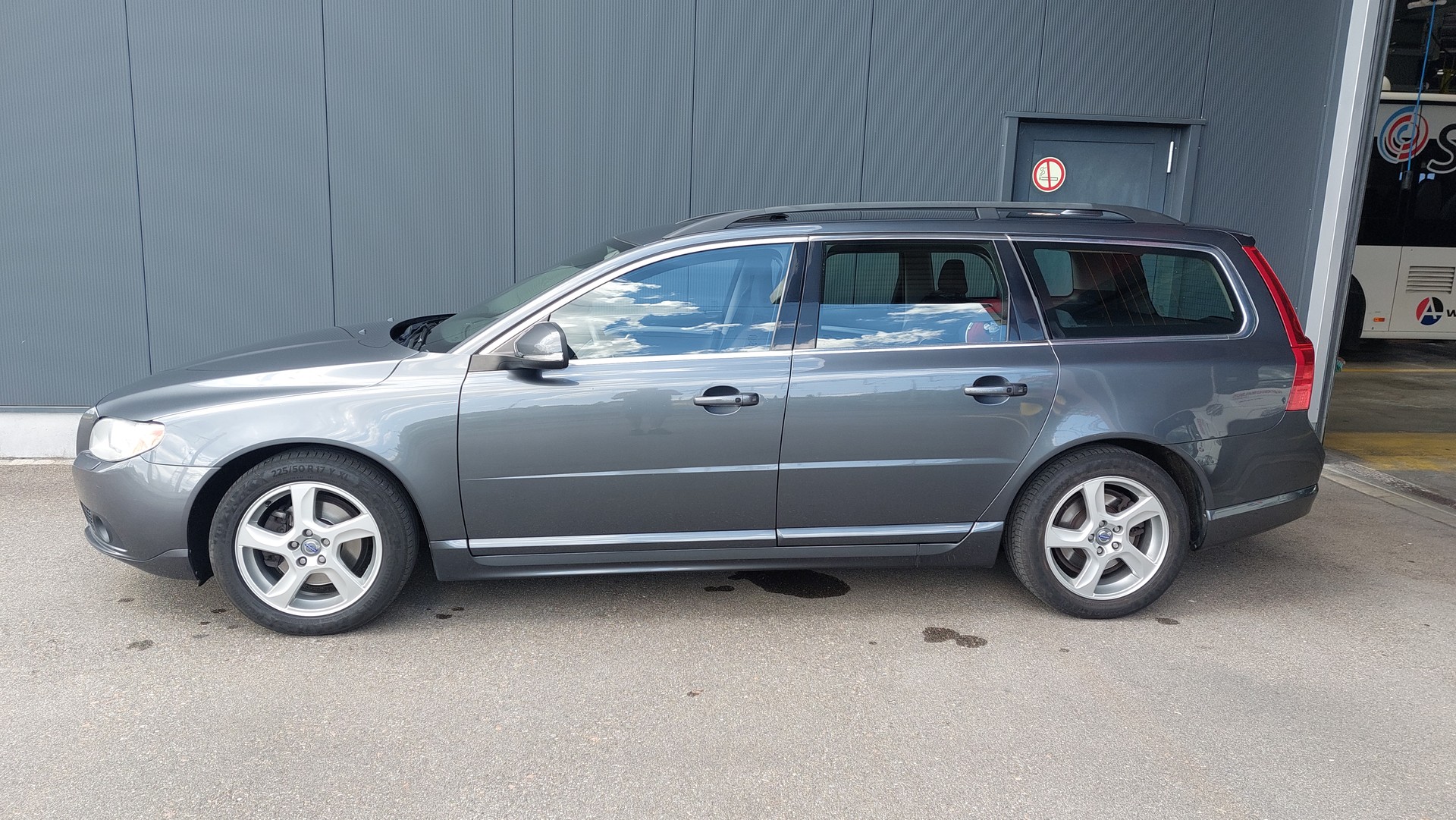 VOLVO V70 D2 Momentum-image-2
