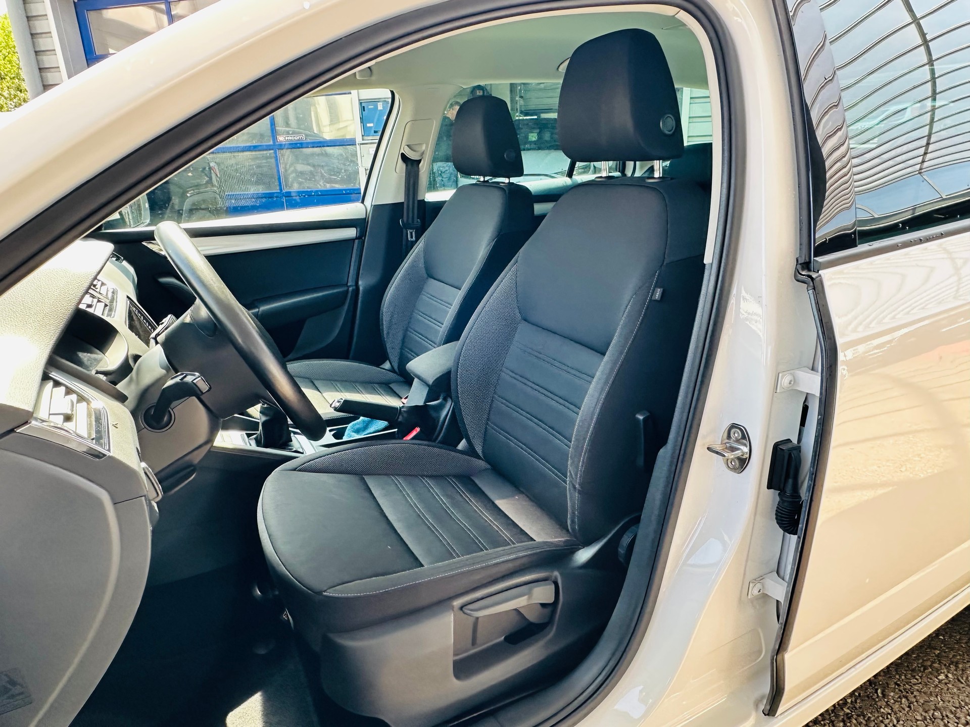 SKODA Octavia Combi 2.0 TDI Ambition 4x4-image-10