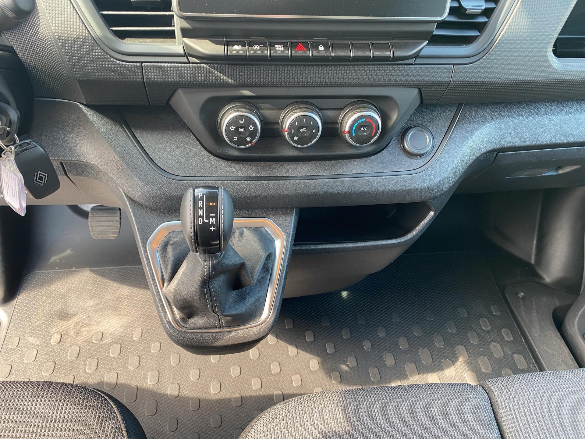 RENAULT Trafic Blue dCi 150 Grand Passenger Evolution EDC-image-11