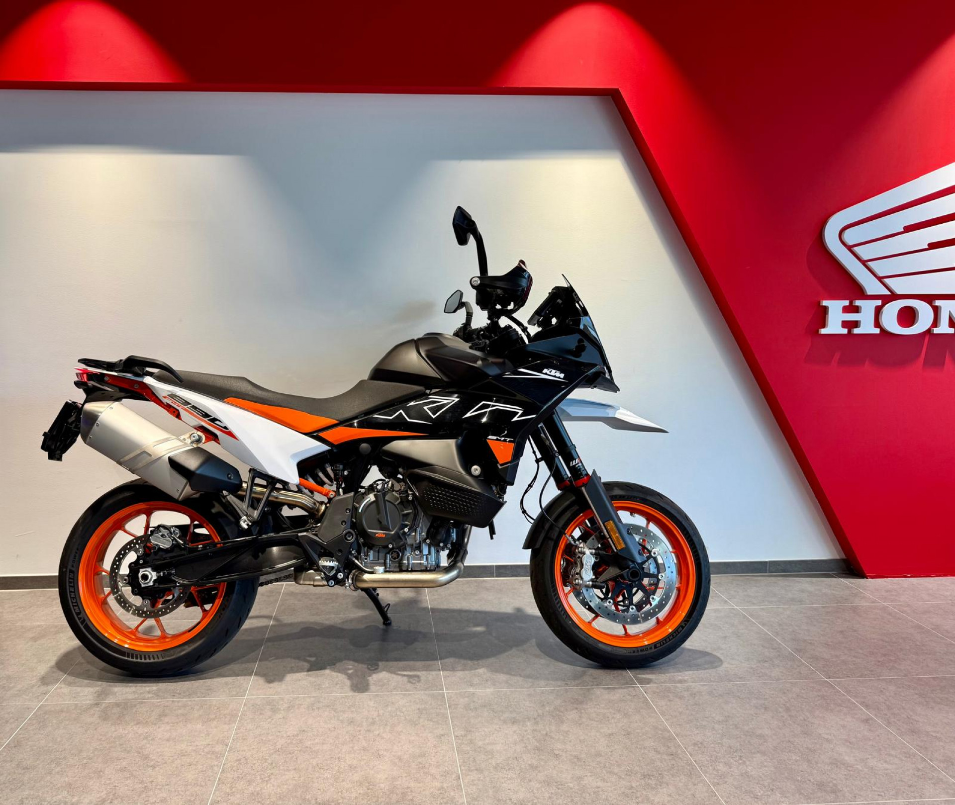 KTM 890 SMT-showroom-element-1