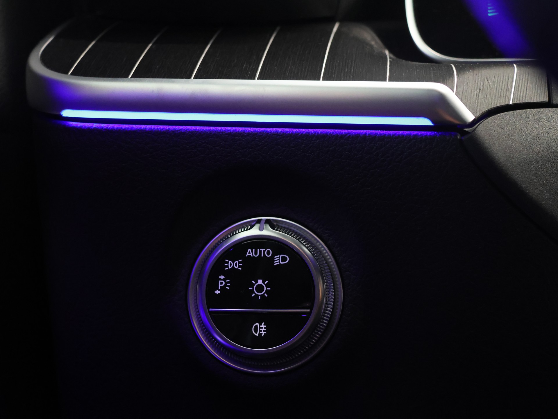MERCEDES-BENZ C 300 4Matic AMG Line *Burmester* *Panoramadach* *Sitzheizung*-image-29