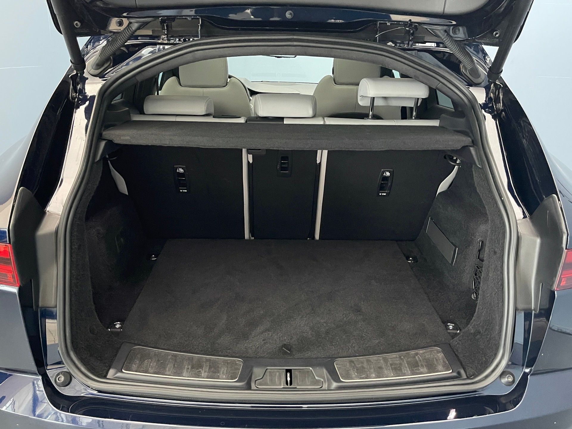 JAGUAR E-Pace 1.5 T 300e R-Dynamic SE AWD-image-11