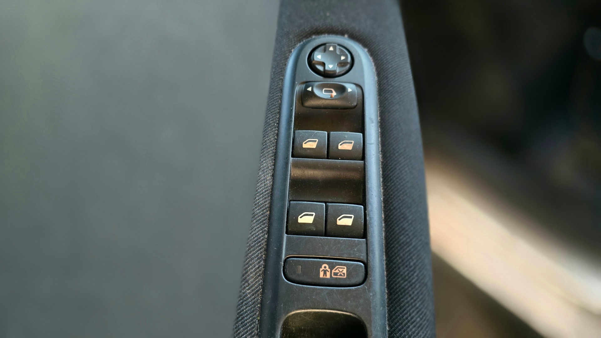 PEUGEOT 3008 1.6 HDI Business-image-25