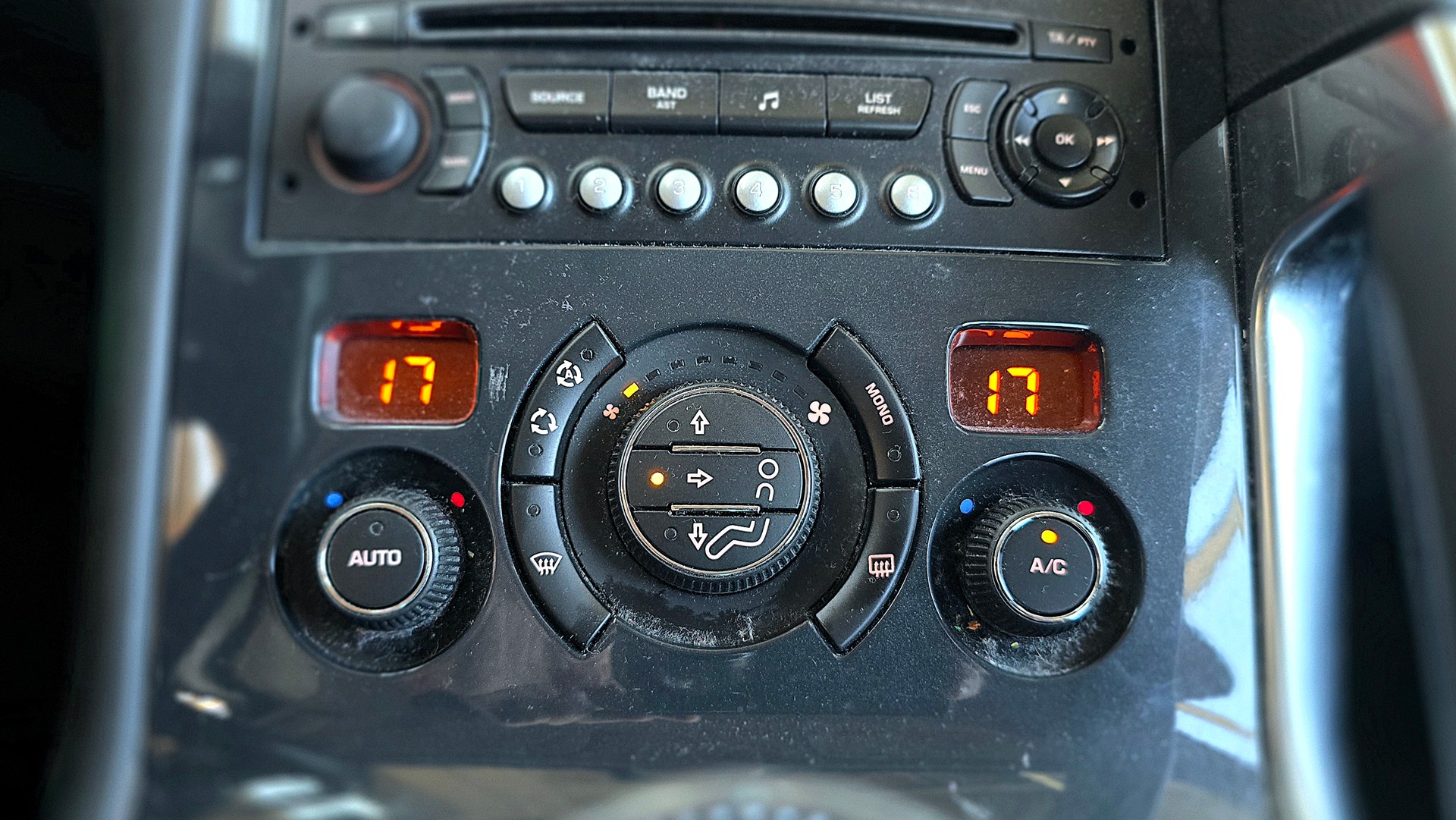 PEUGEOT 3008 1.6 HDI Business-image-22