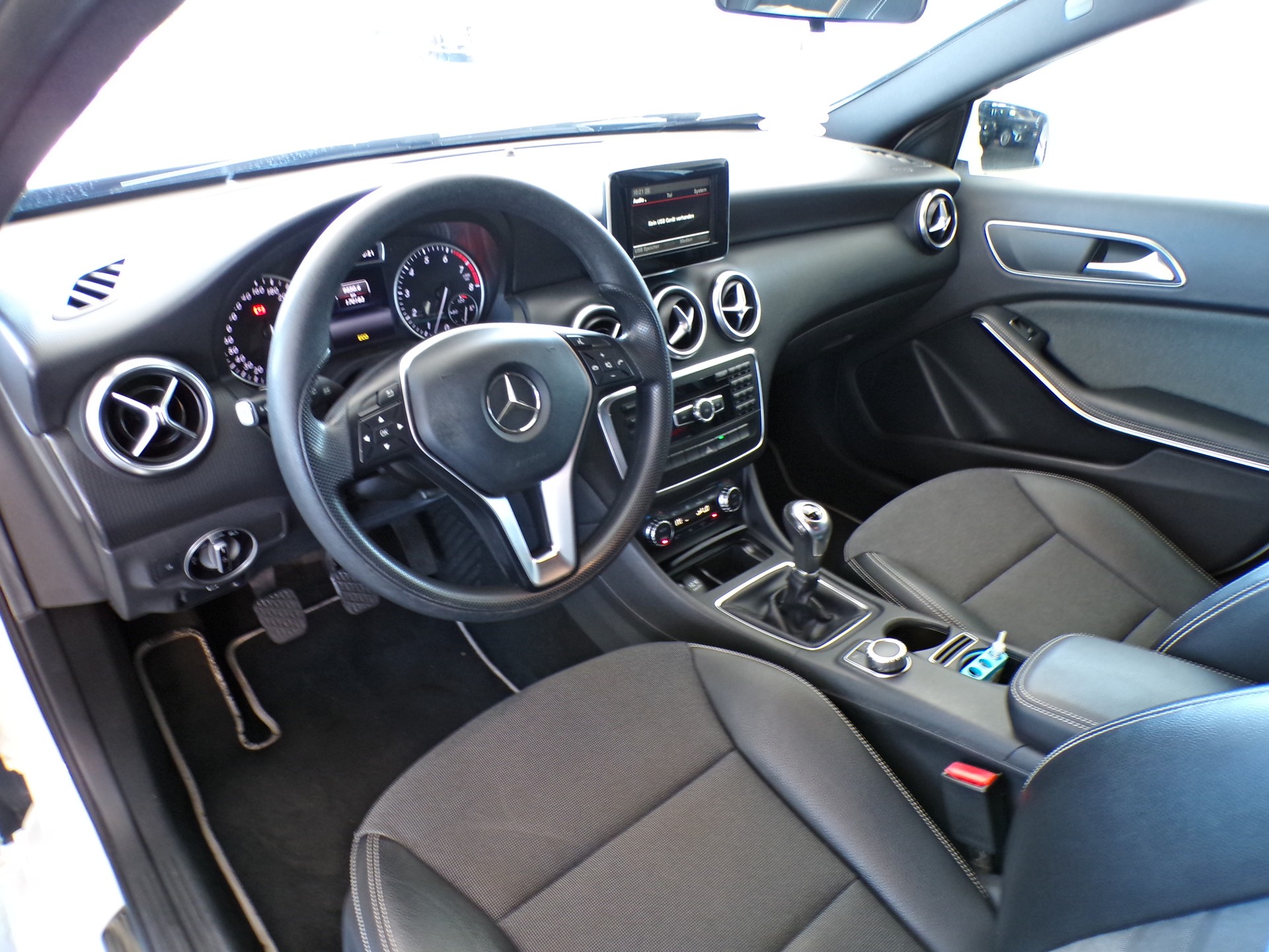 MERCEDES-BENZ A 180 Urban-image-4