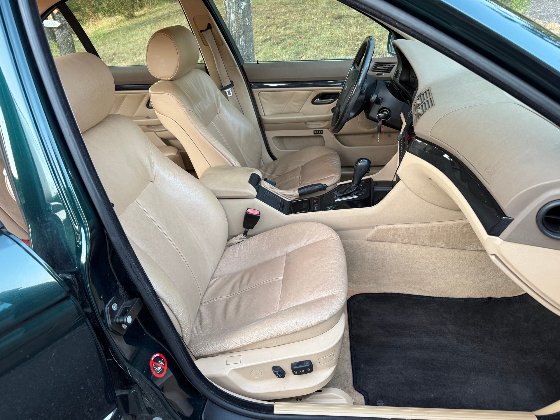 BMW 528i-image-11