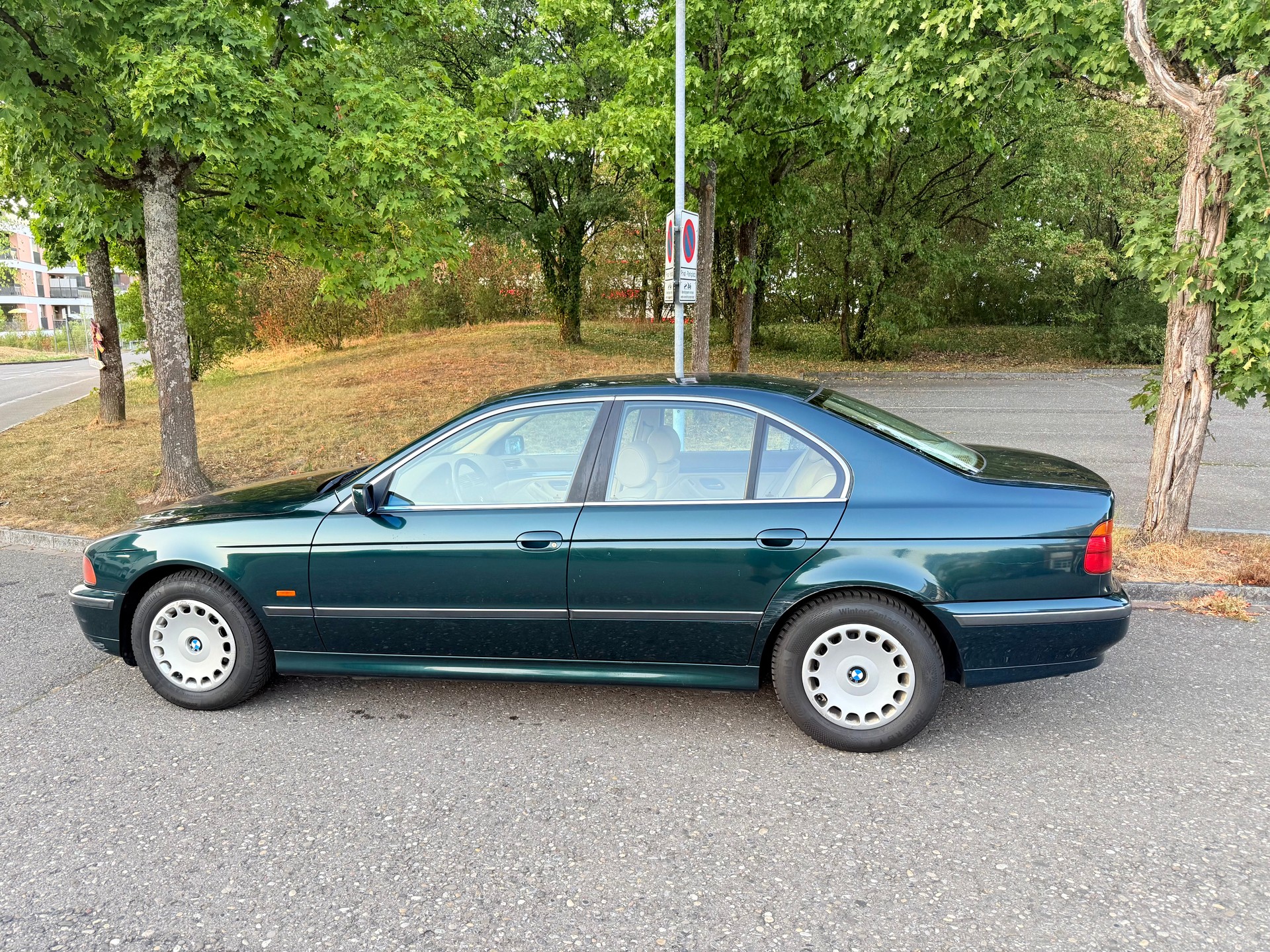 BMW 528i-image-7