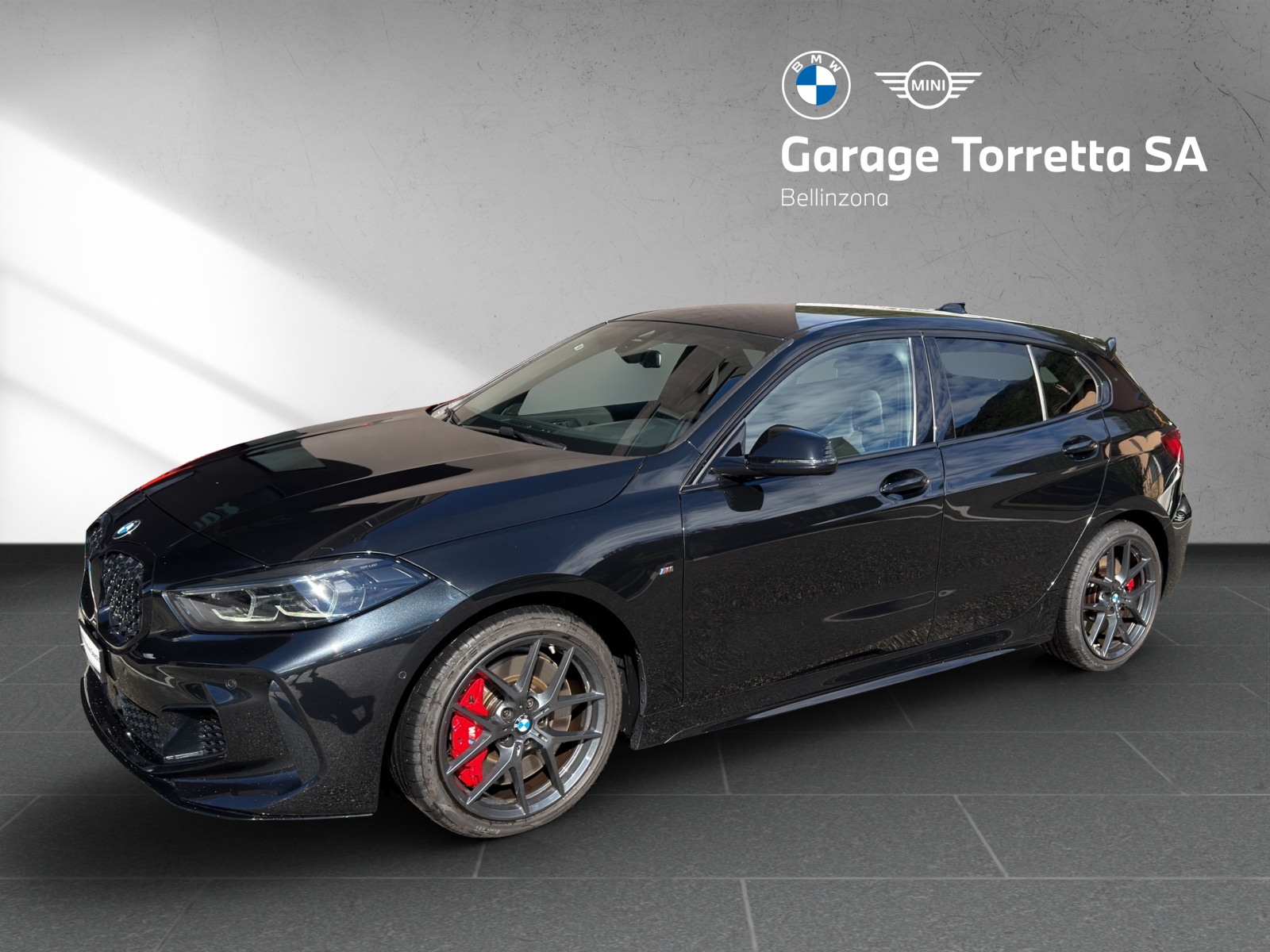 BMW M135i xDrive Steptronic-image-0