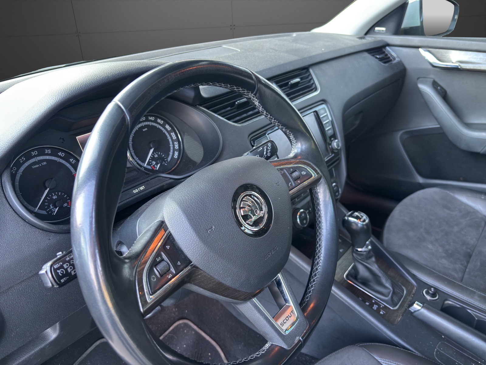 SKODA Octavia Combi 2.0 TDI Scout 4x4 DSG-image-4