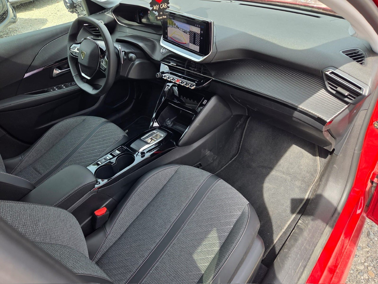 PEUGEOT 208 1.2 MHEV 110 Allure Premium-image-10