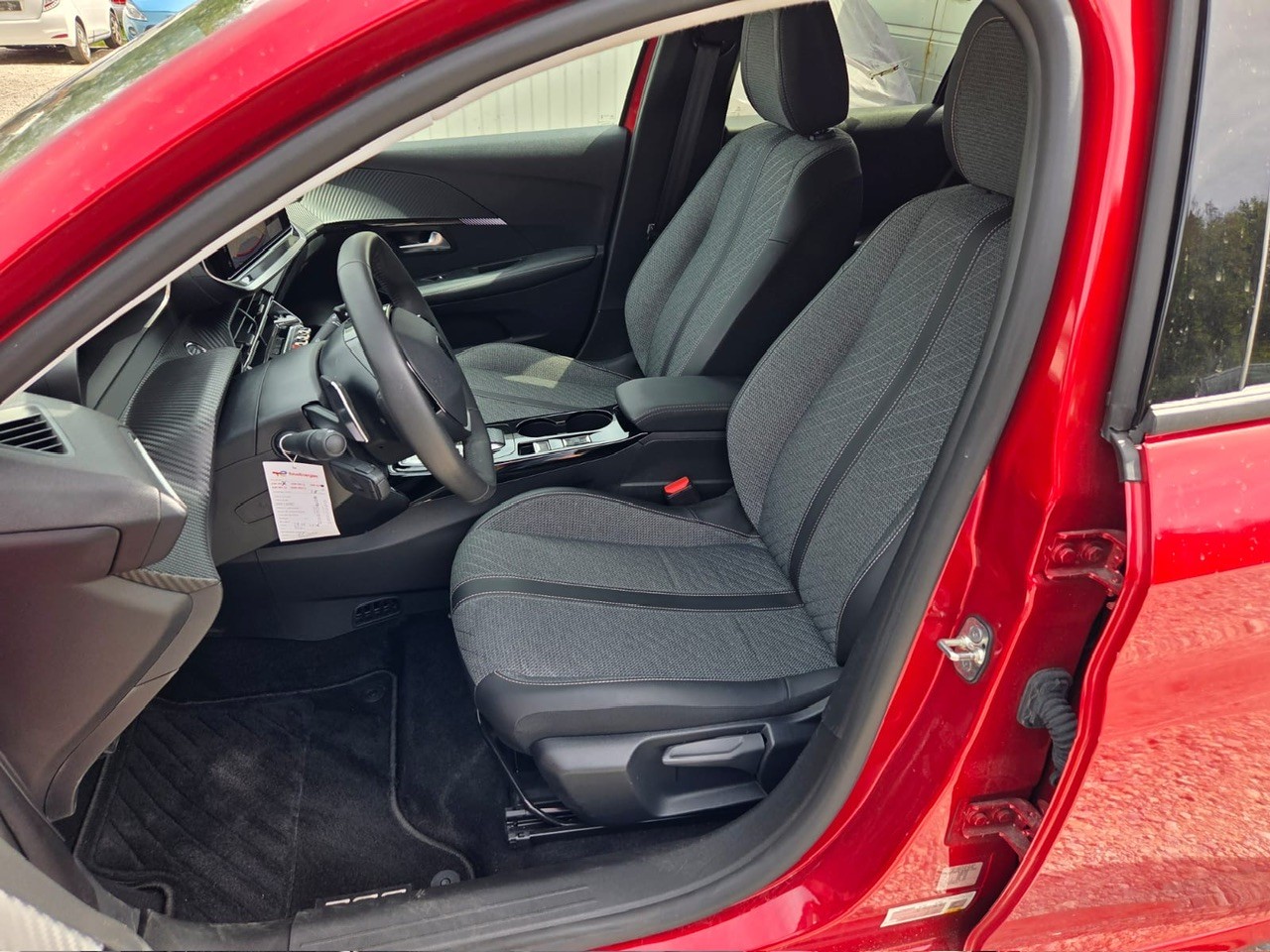 PEUGEOT 208 1.2 MHEV 110 Allure Premium-image-11