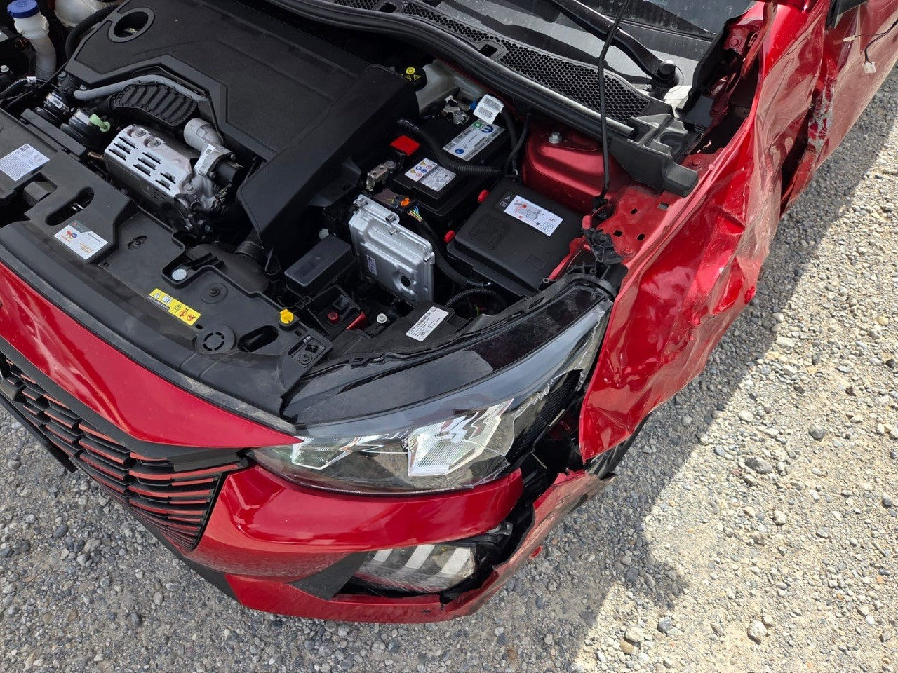 PEUGEOT 208 1.2 MHEV 110 Allure Premium-image-5