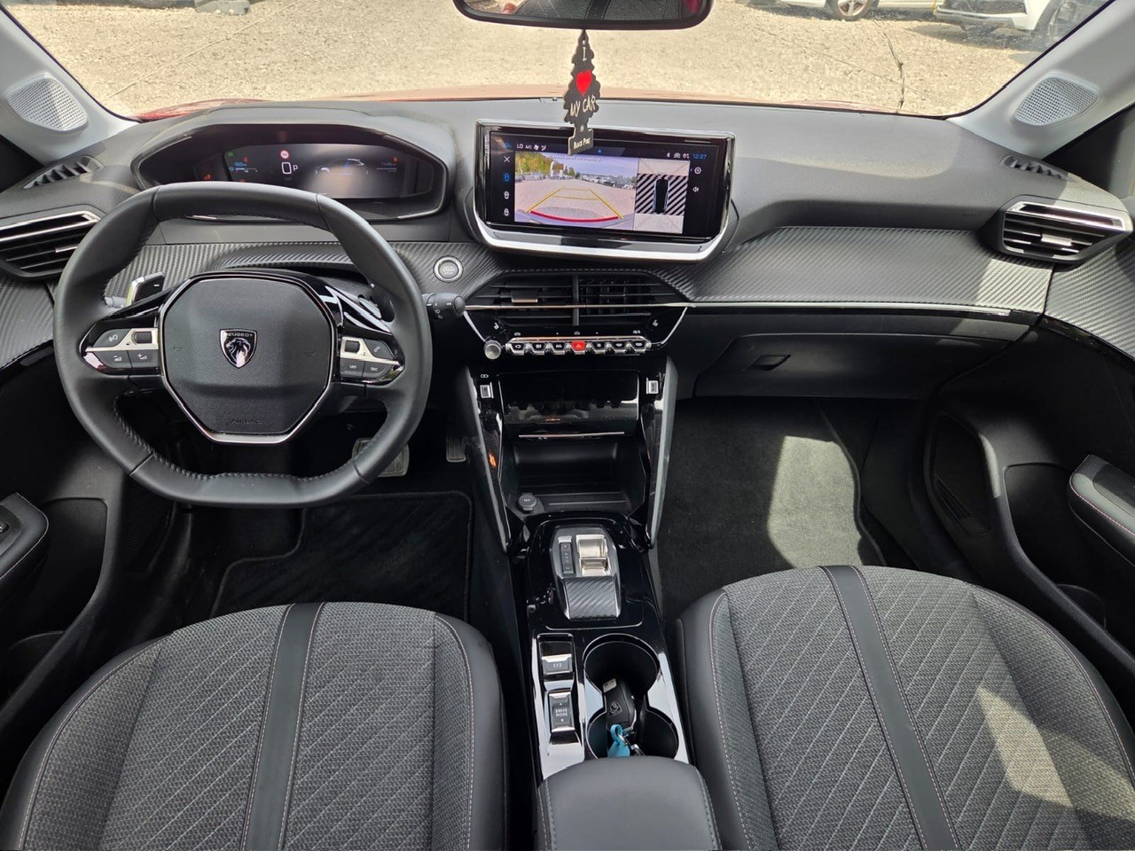 PEUGEOT 208 1.2 MHEV 110 Allure Premium-image-9
