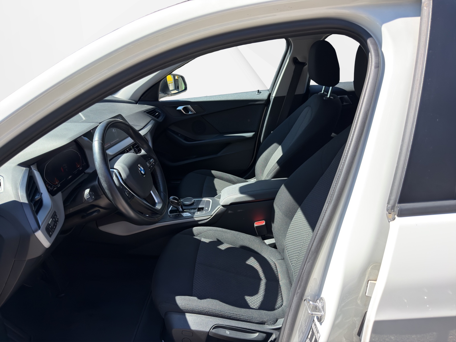 BMW 118i Essential Steptronic-image-11