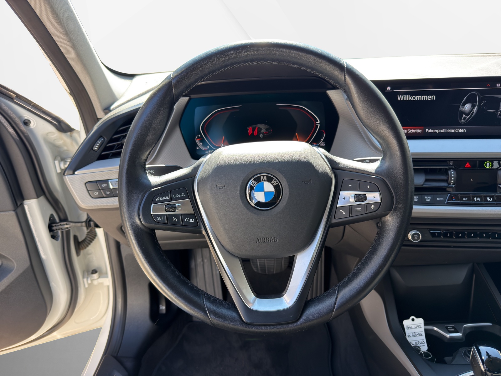 BMW 118i Essential Steptronic-image-13