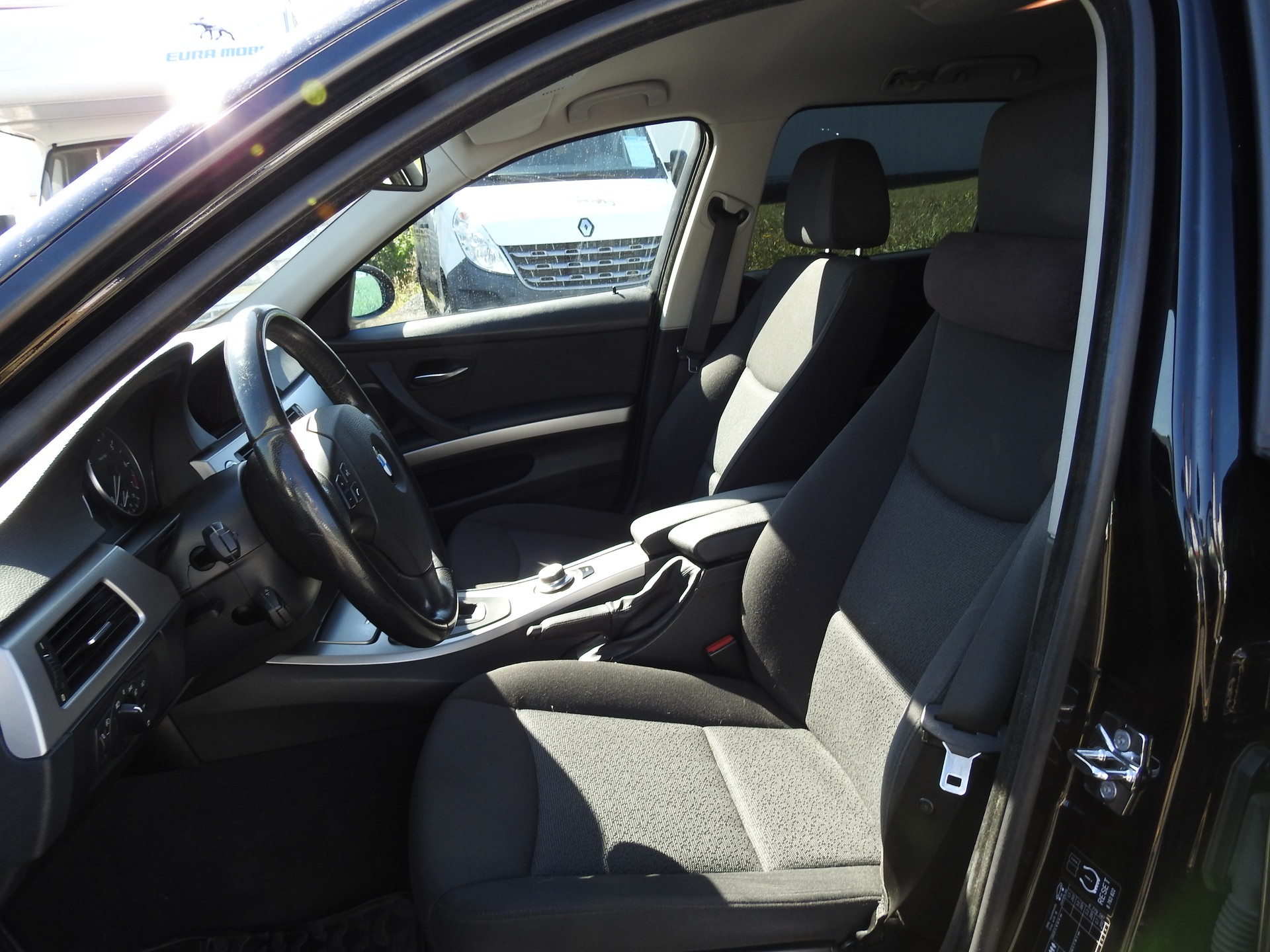BMW 318i Touring-image-12