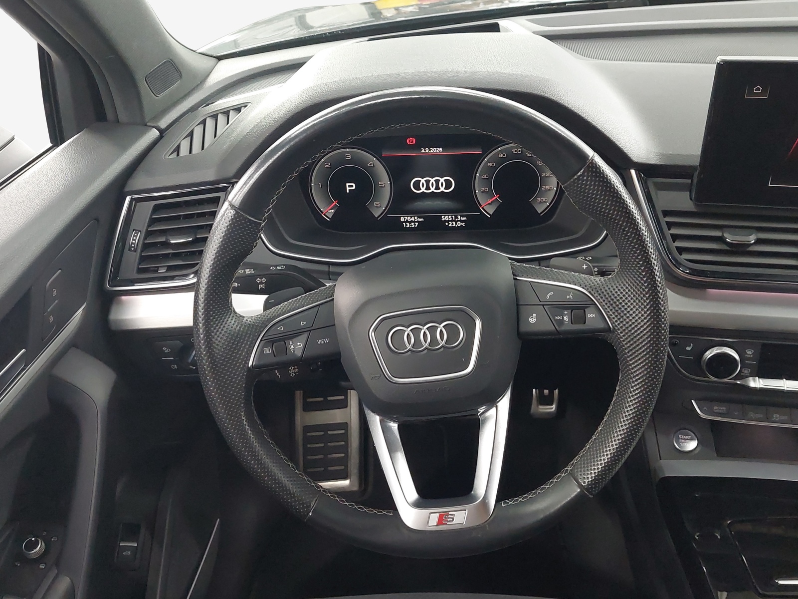 AUDI Q5 40 TDI Black Edition quattro S-tronic-image-9