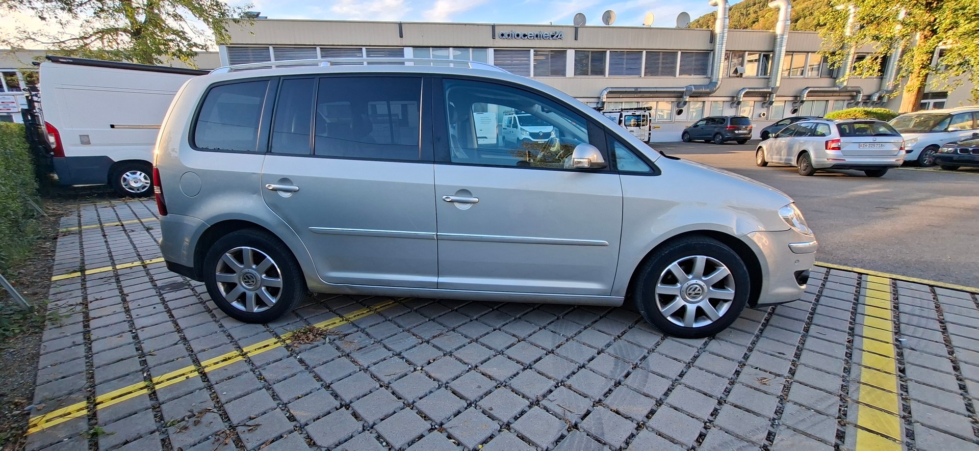 VW Touran 1.9 TDI BlueMotion Conceptline-image-4