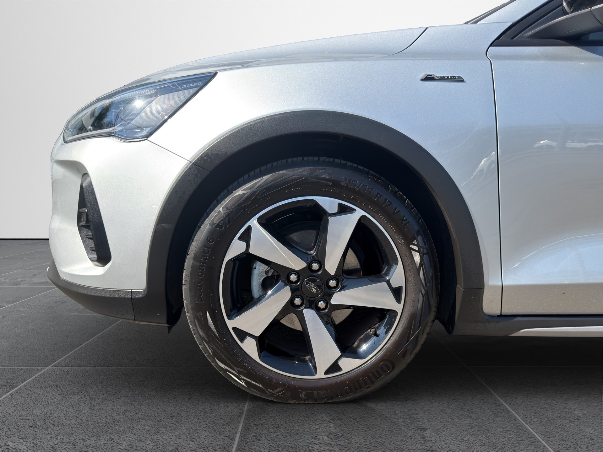 FORD Focus Station Wagon 1.0i EcoB Hybrid 155 Active X-image-12