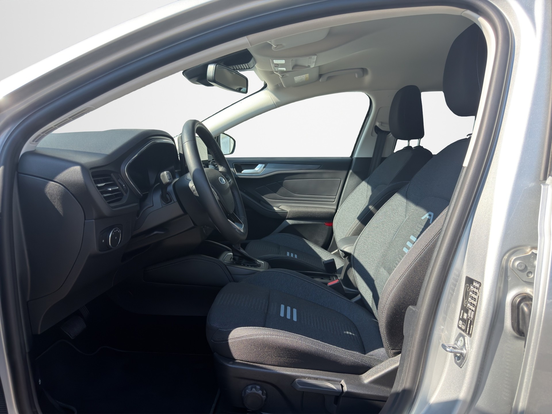 FORD Focus Station Wagon 1.0i EcoB Hybrid 155 Active X-image-5
