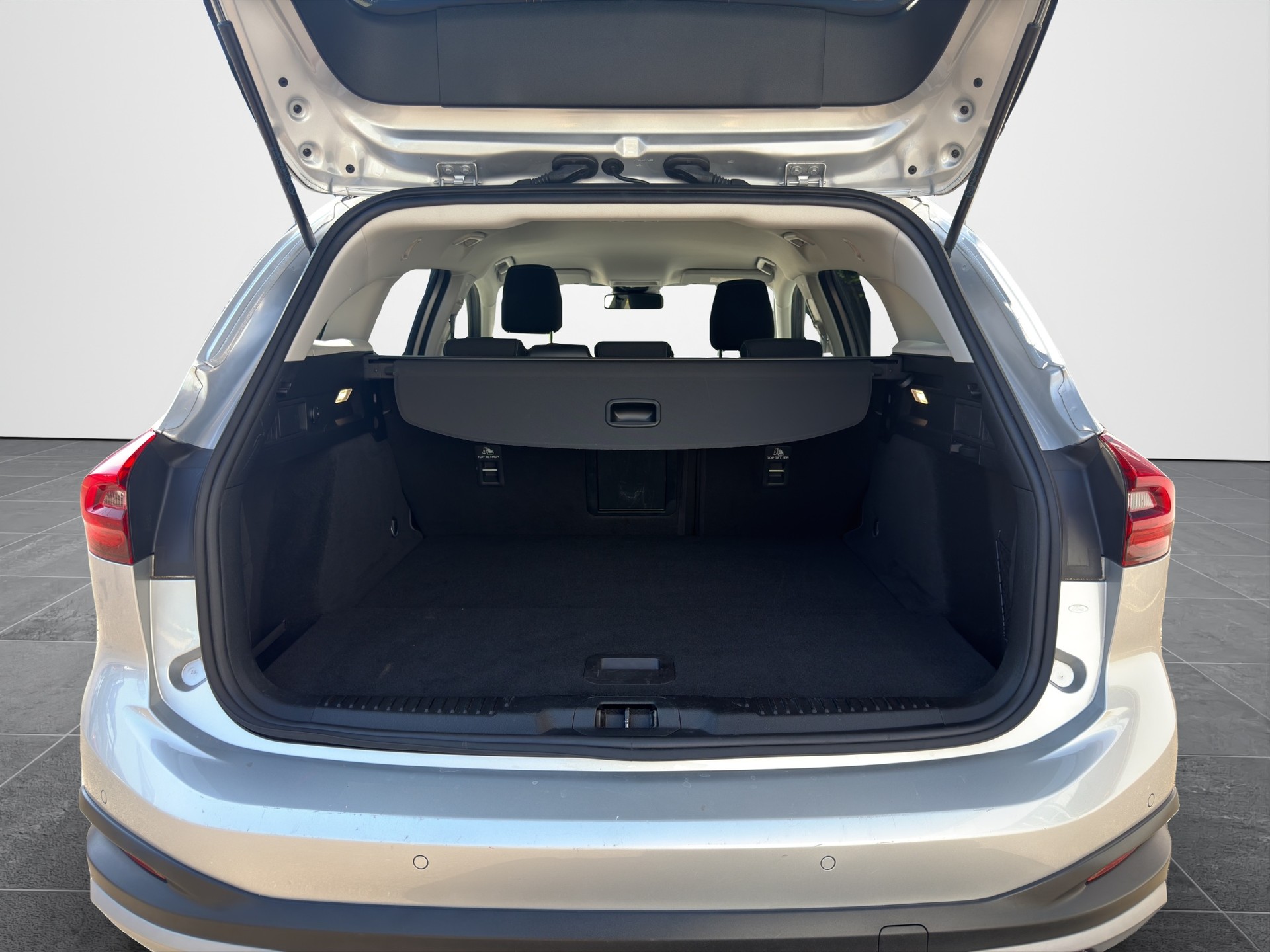FORD Focus Station Wagon 1.0i EcoB Hybrid 155 Active X-image-11