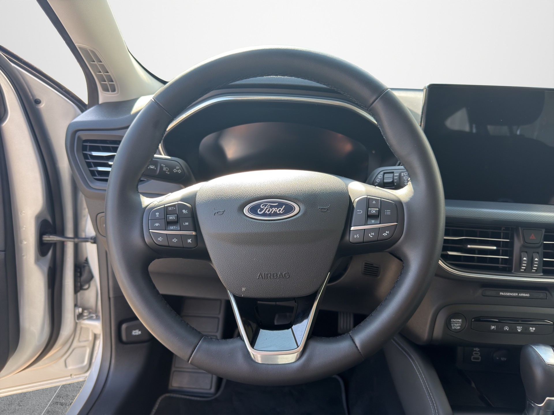 FORD Focus Station Wagon 1.0i EcoB Hybrid 155 Active X-image-6