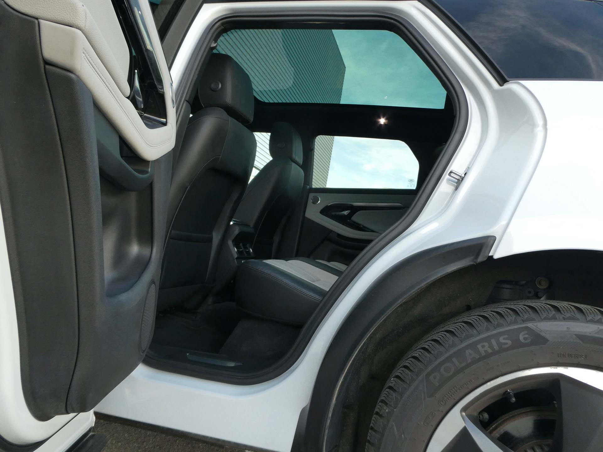LAND ROVER Range Rover Evoque R-Dyn First Edi P 250 HSE AT9-image-9