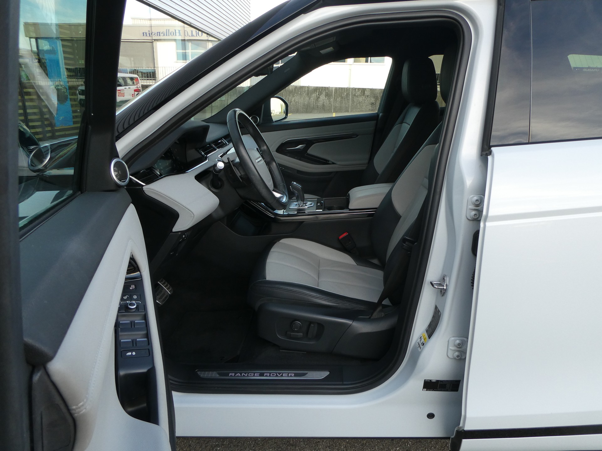 LAND ROVER Range Rover Evoque R-Dyn First Edi P 250 HSE AT9-image-8
