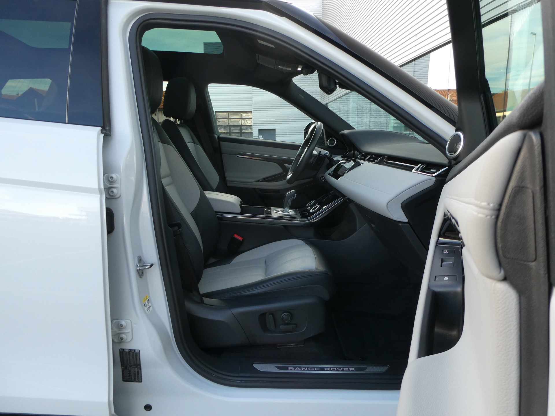 LAND ROVER Range Rover Evoque R-Dyn First Edi P 250 HSE AT9-image-10