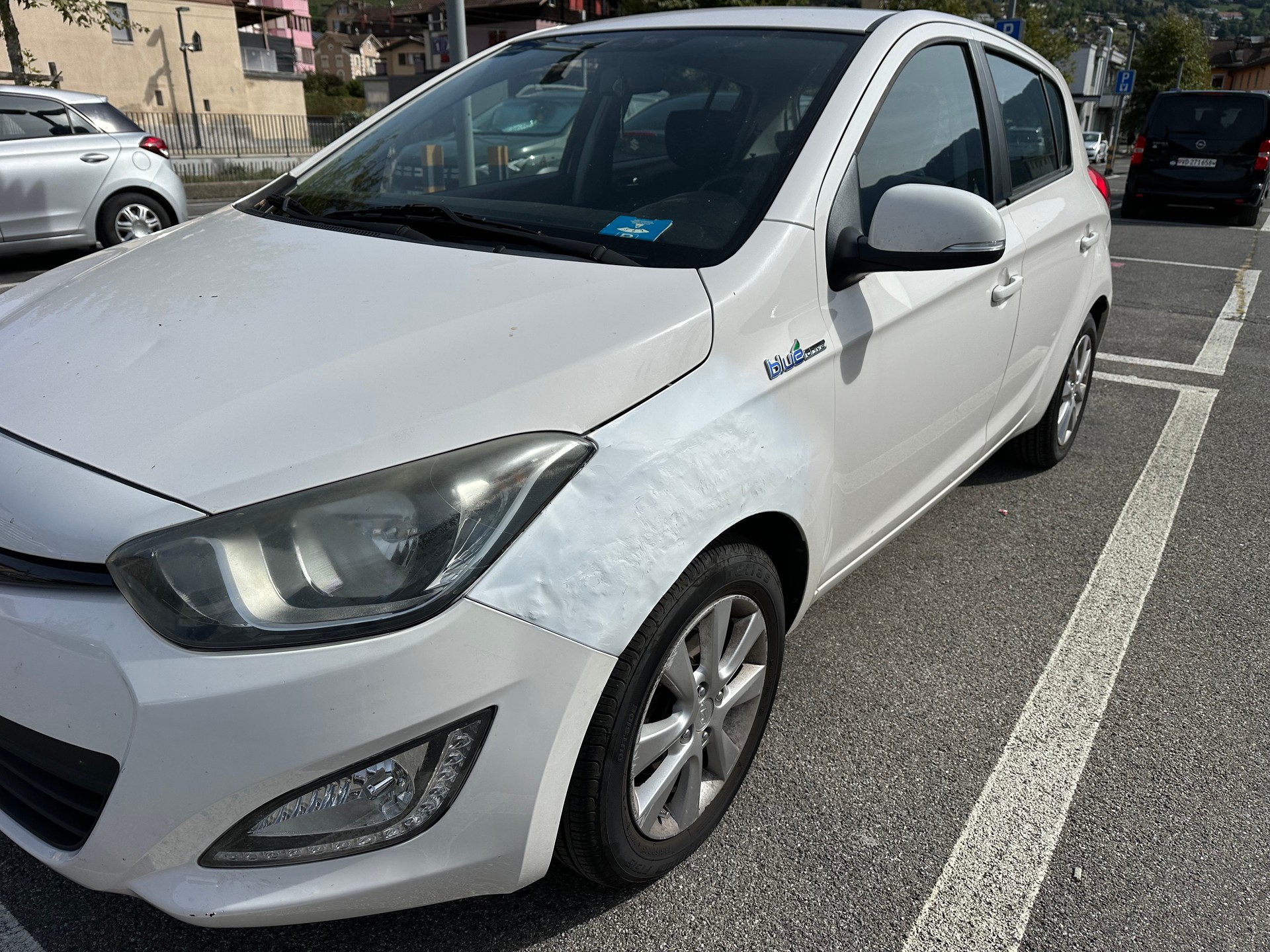 HYUNDAI i20 1.4 Premium-image-4