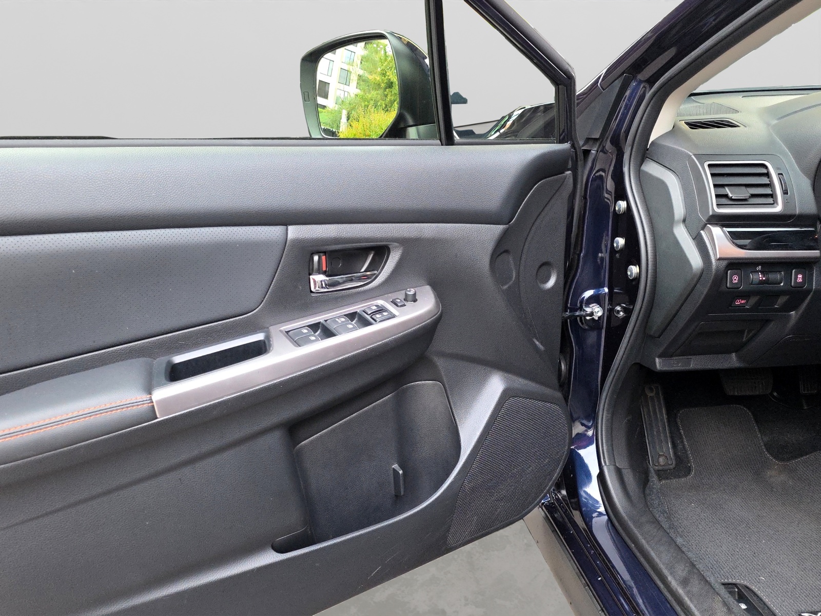 SUBARU XV 2.0i Swiss Three-image-11