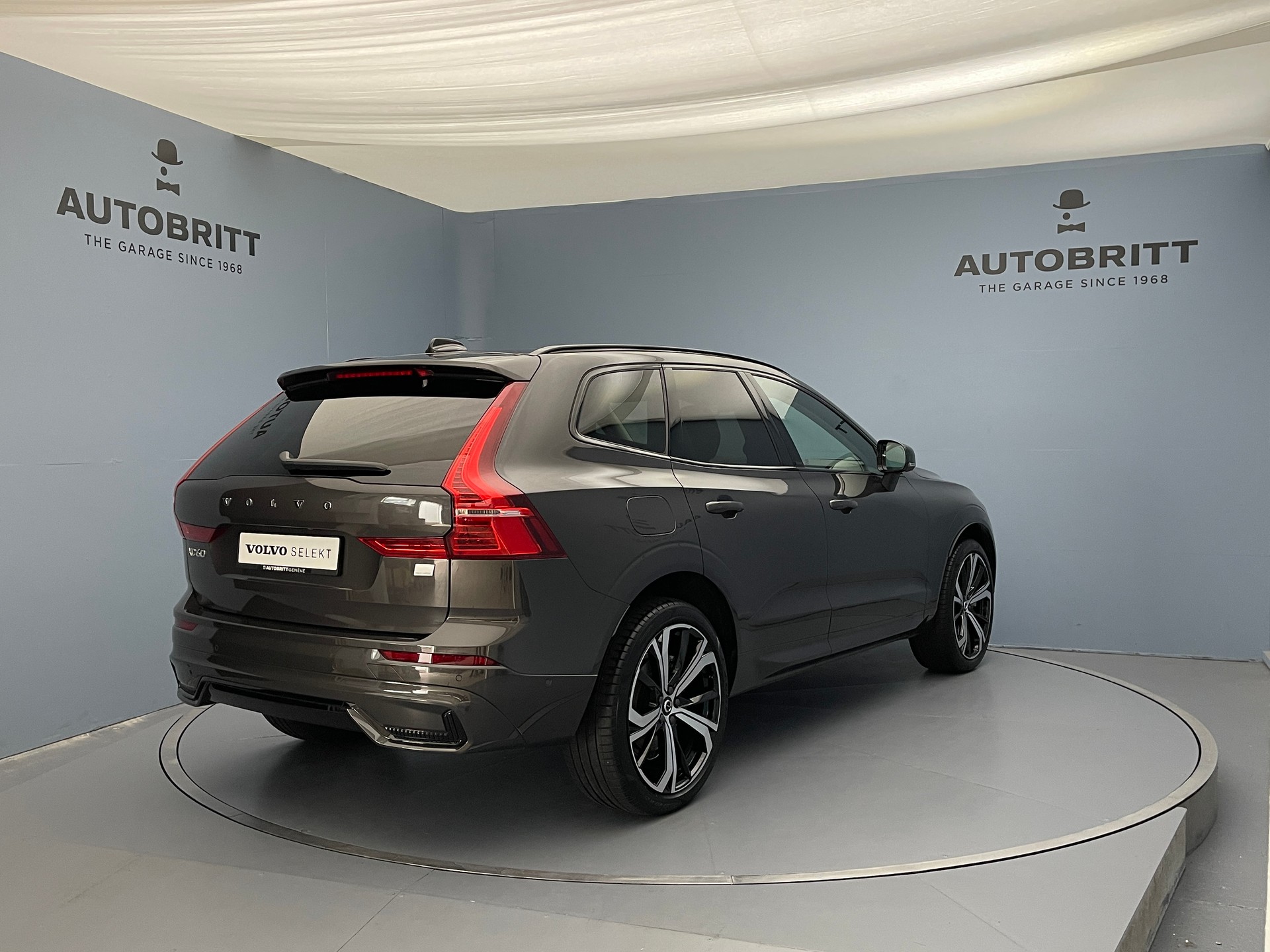 VOLVO XC60 2.0 T6 TE Ultimate Dark eAWD-showroom-element-2