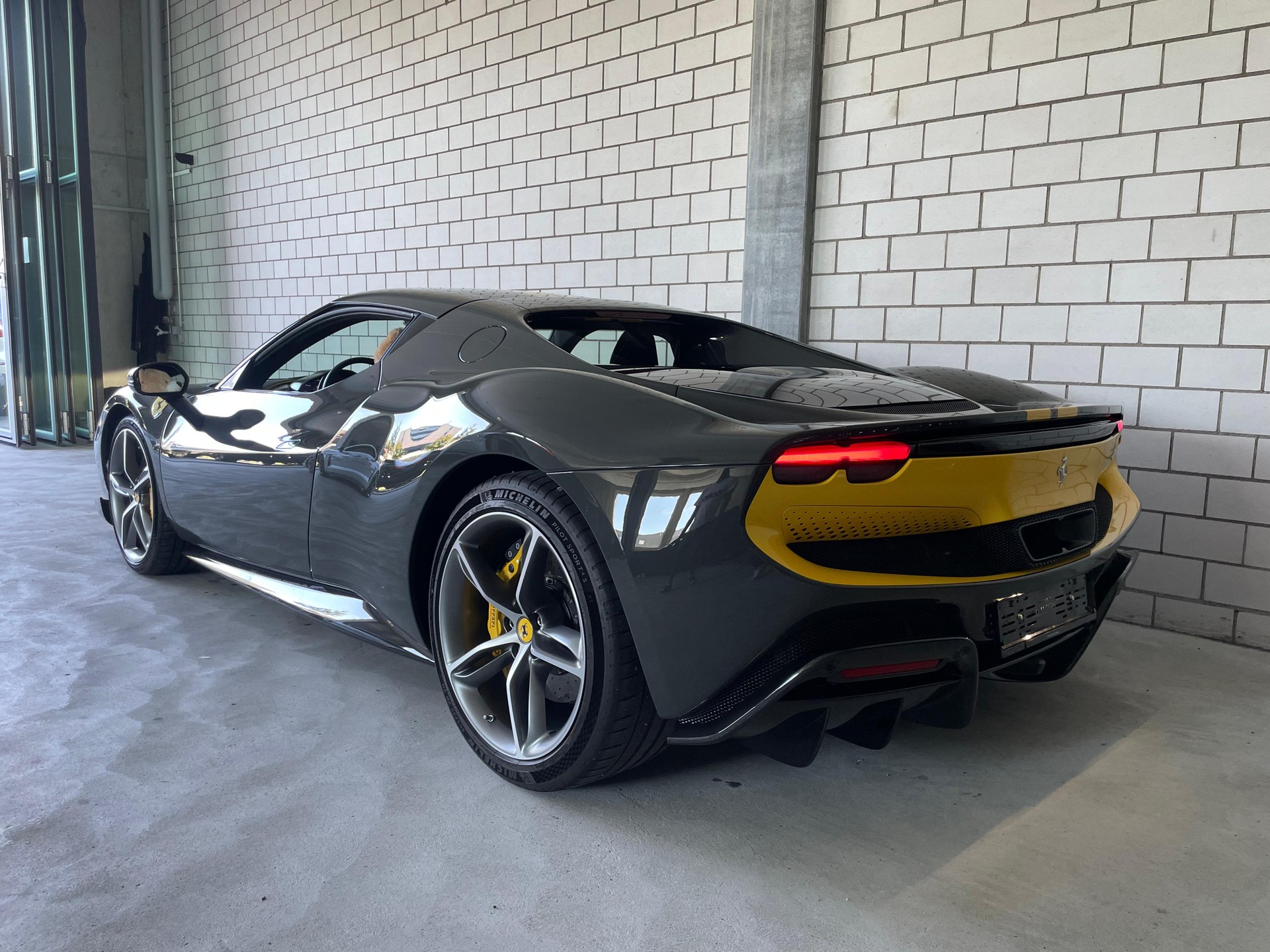 FERRARI 296 GTB Vollausstattung inkl. Assetto Fiorano Paket & Full Carbon-image-4