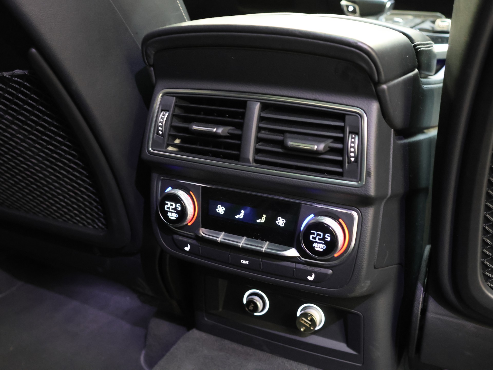 AUDI SQ7 4.0 TDI quattro tiptronic *KERAMIK-BREMSEN*7-SITZER*-image-32