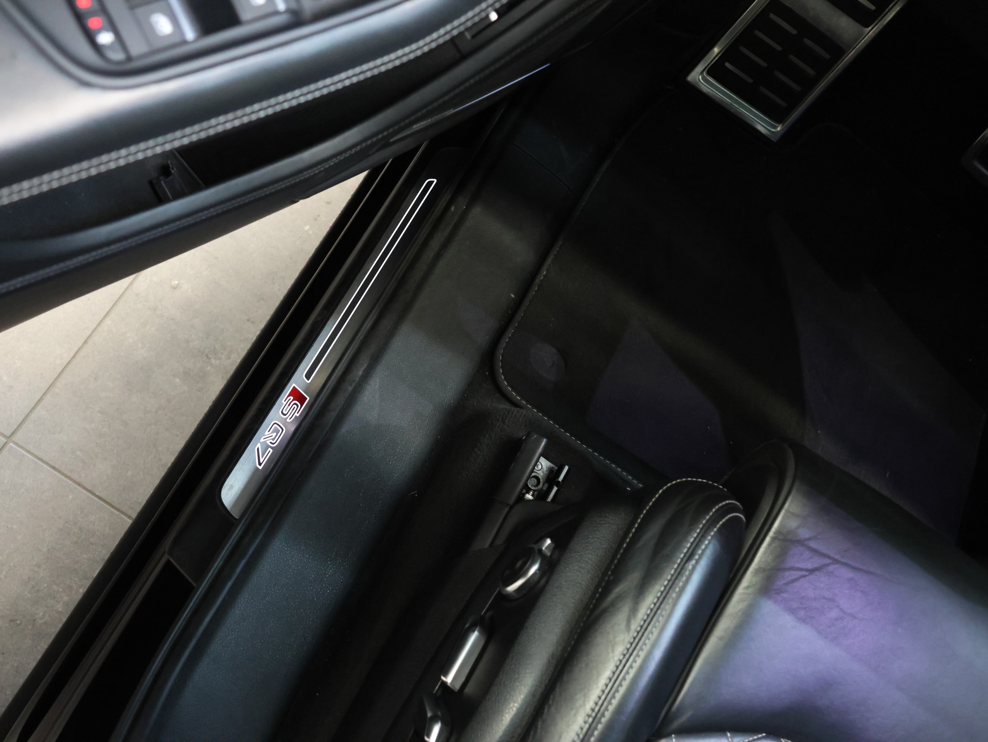 AUDI SQ7 4.0 TDI quattro tiptronic *KERAMIK-BREMSEN*7-SITZER*-image-16