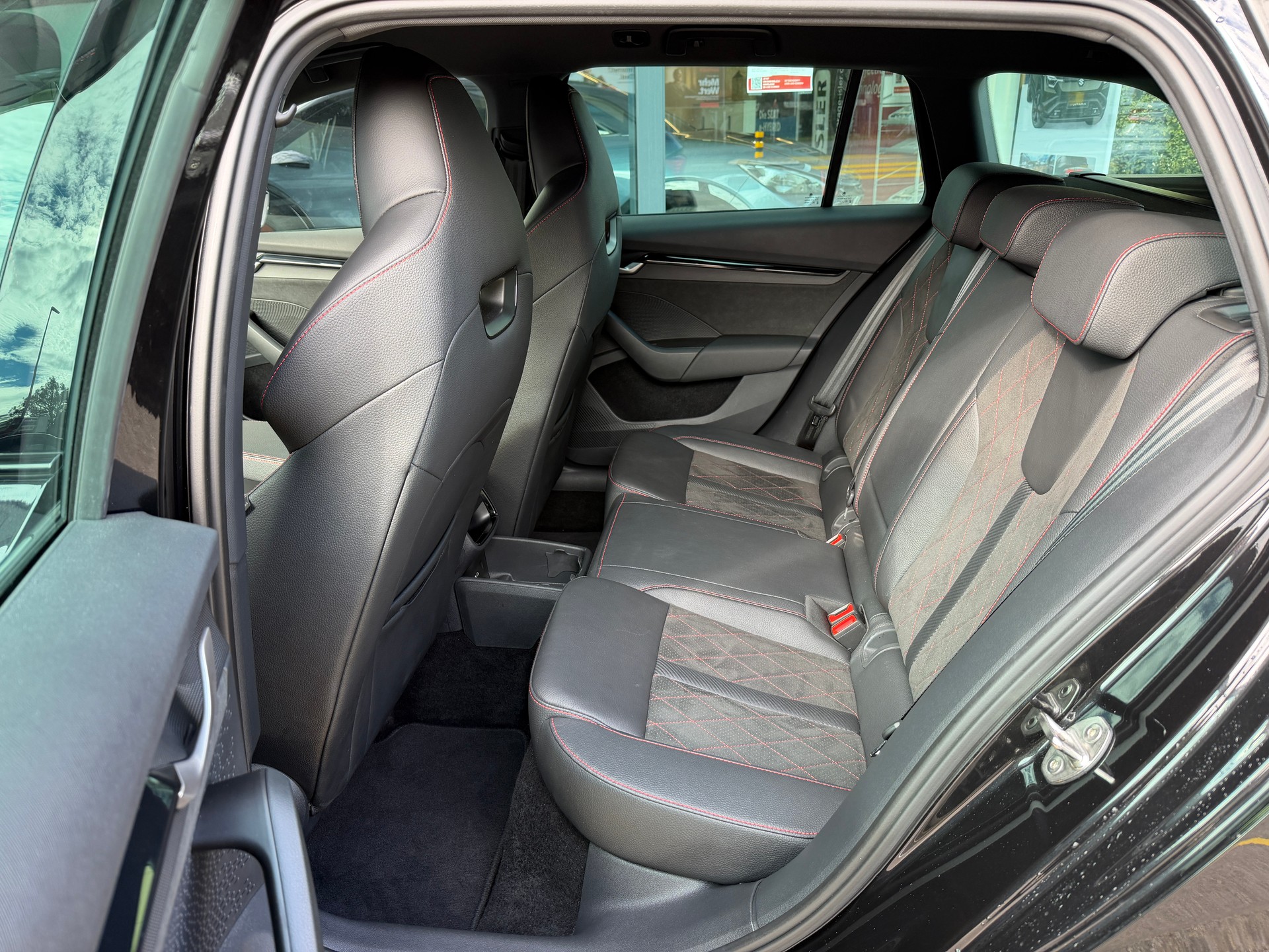SKODA Octavia Combi 2.0 TSI DSG RS-image-7