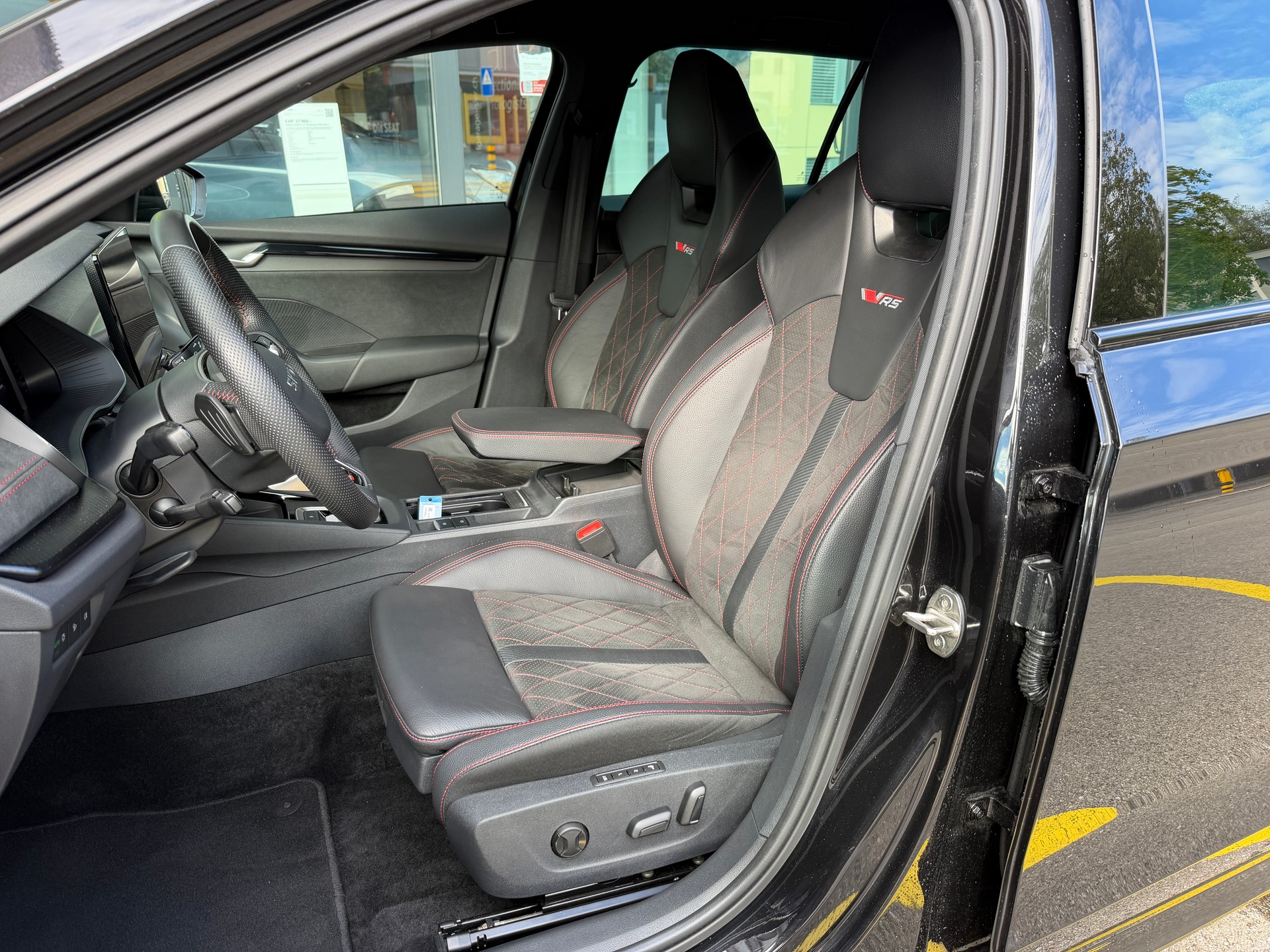 SKODA Octavia Combi 2.0 TSI DSG RS-image-8