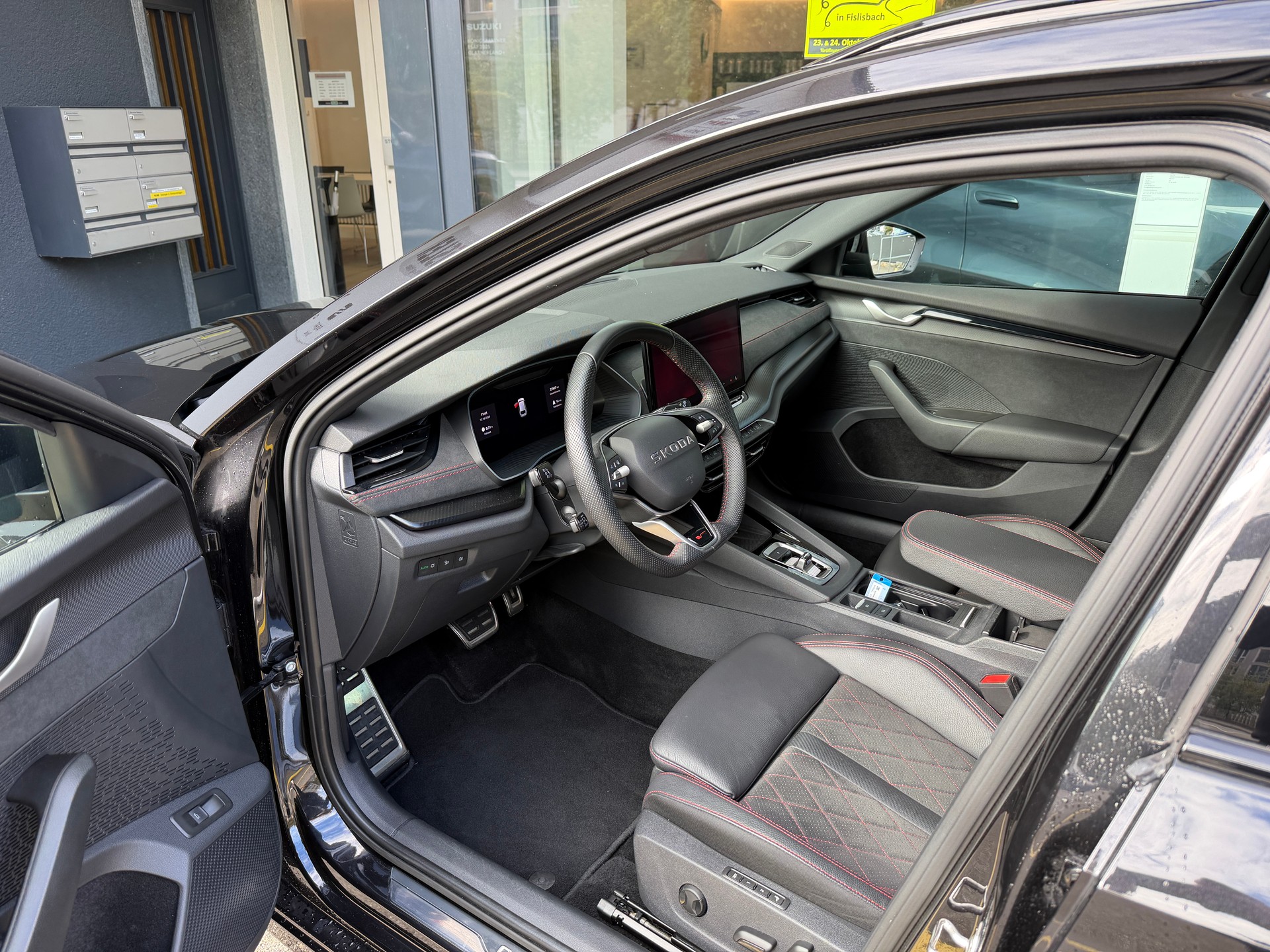 SKODA Octavia Combi 2.0 TSI DSG RS-image-10